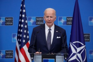 Advertencia de Biden: EEUU responderá si Rusia usa armas químicas en Ucrania