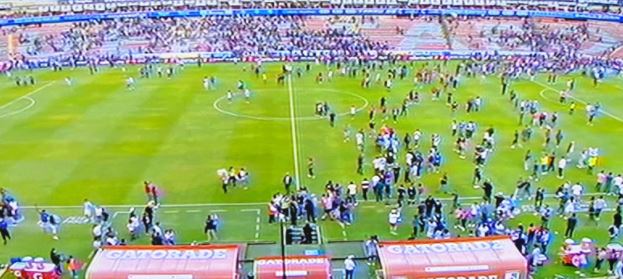 Sangrienta trifulca entre hinchas: Encuentro de Querétaro y Atlas terminó en tragedia en México (Videos)