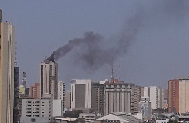 Aires acondicionados produjeron incendio en edificio de Maracaibo (Video)