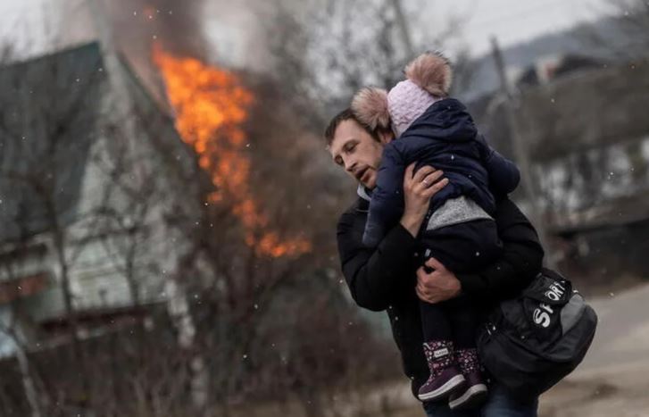 Crónica entre balas, muertos y misiles: La desesperada evacuación de miles de civiles de Irpín (VIDEOS)