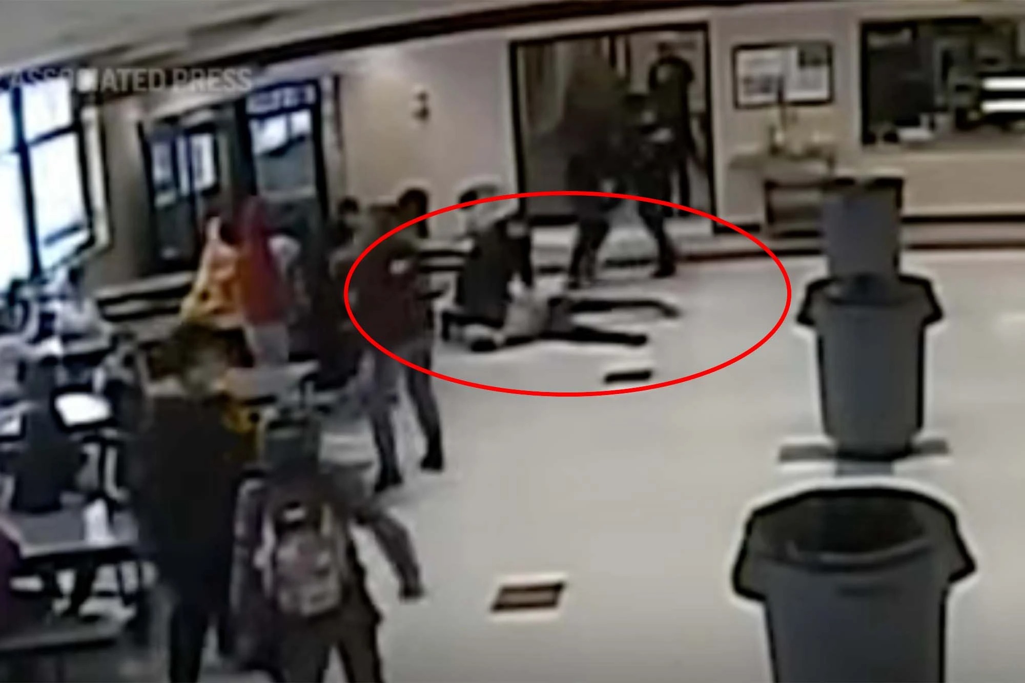 Polémica en Wisconsin: Policía se arrodilló sobre el cuello de una niña para sujetarla en medio de una pelea (VIDEO)
