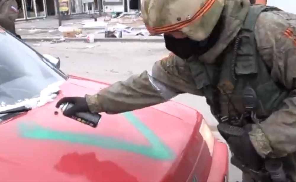 Las tropas rusas marcan los carros de civiles ucranianos que huyen de los bombardeos con “V” y “Z” (VIDEO)