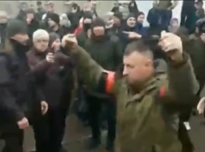 Soldado ruso exige a los ucranianos que se rindan mientras sostiene dos granadas en las manos (Imágenes)