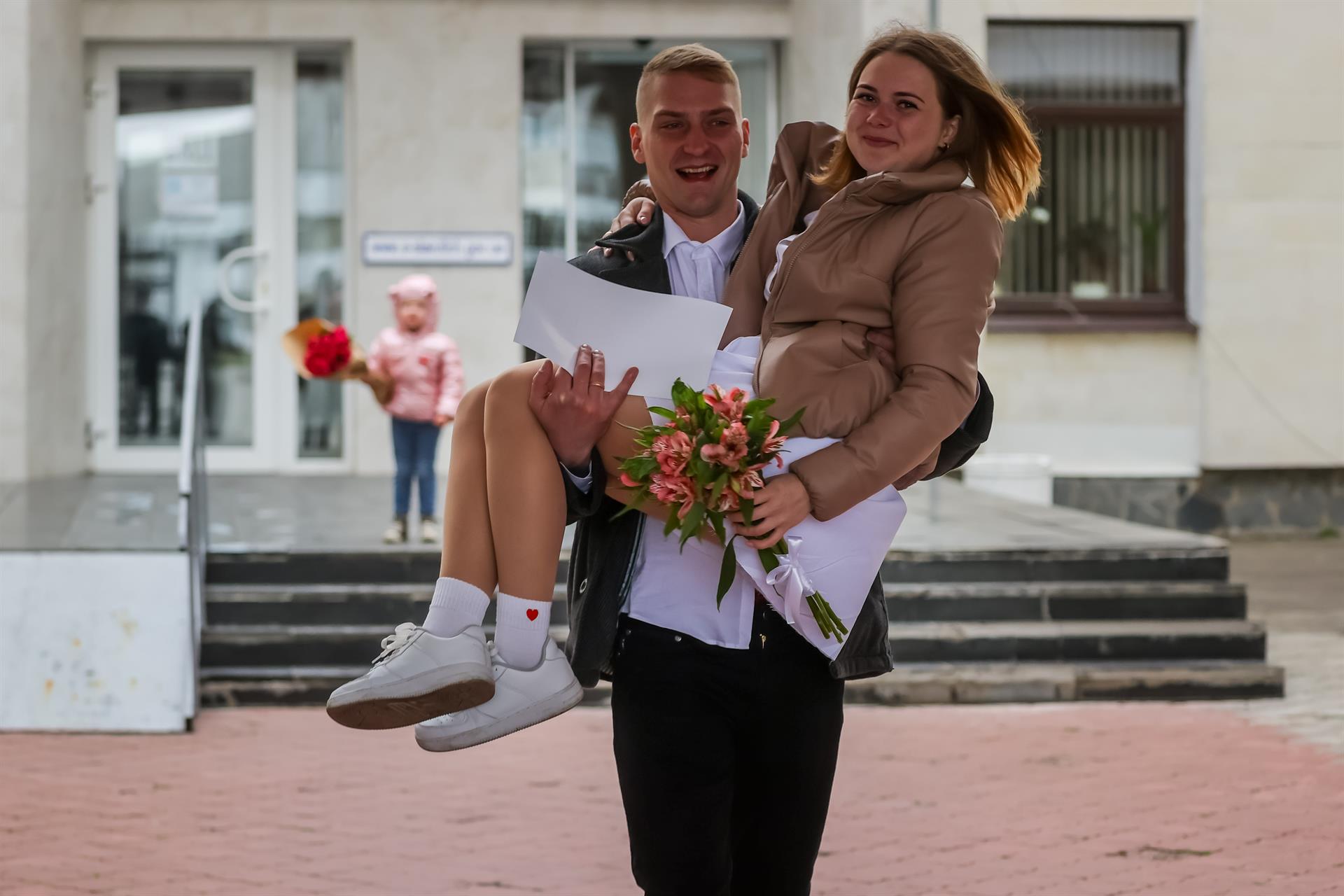 Una boda y un poco de alegría en medio de la guerra en Ucrania (Fotos)