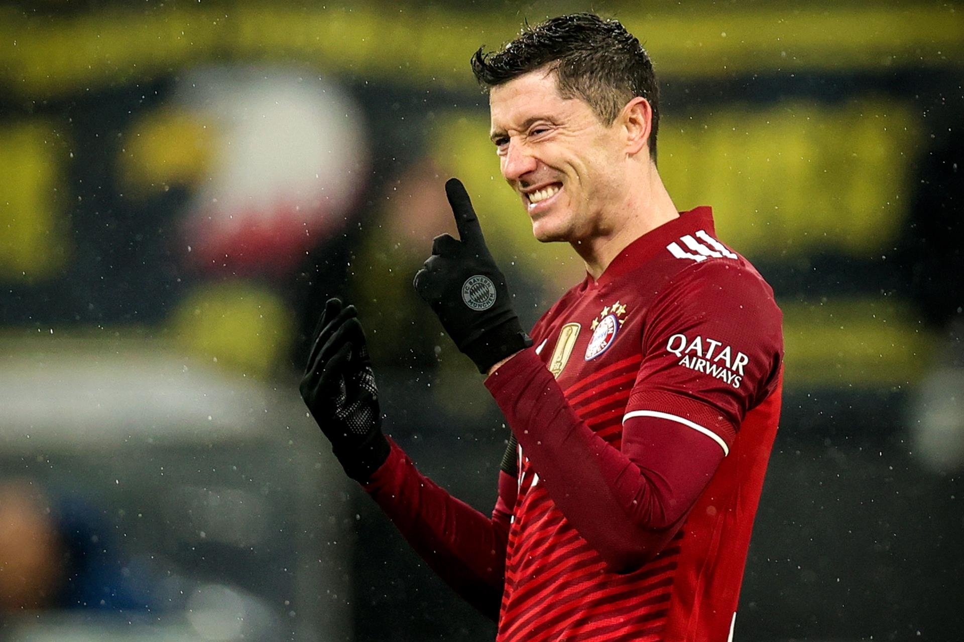 Cada vez más lejos de Múnich, Lewandowski metió al Bayern en un problema