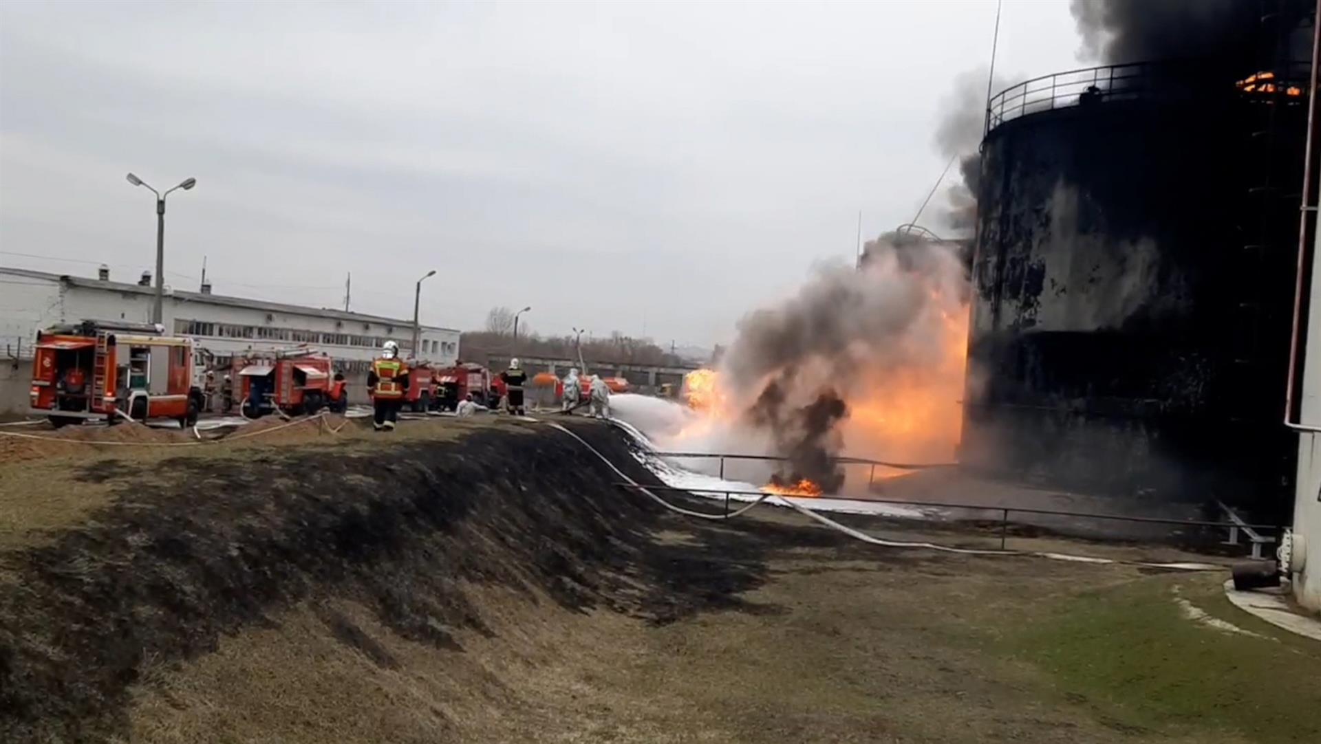 Los videos del supuesto ataque de helicópteros ucranianos contra un depósito de combustible en territorio ruso