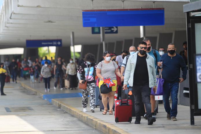 Aeropuerto principal de Puerto Rico eliminará el uso obligatorio de la mascarilla