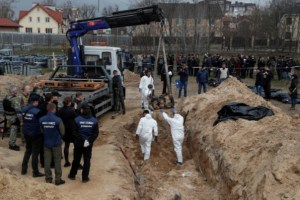 Exhuman 15 cadáveres más de una fosa común de Bucha