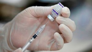 Reino Unido autoriza nueva vacuna antiCovid de Pfizer contra la variante ómicron