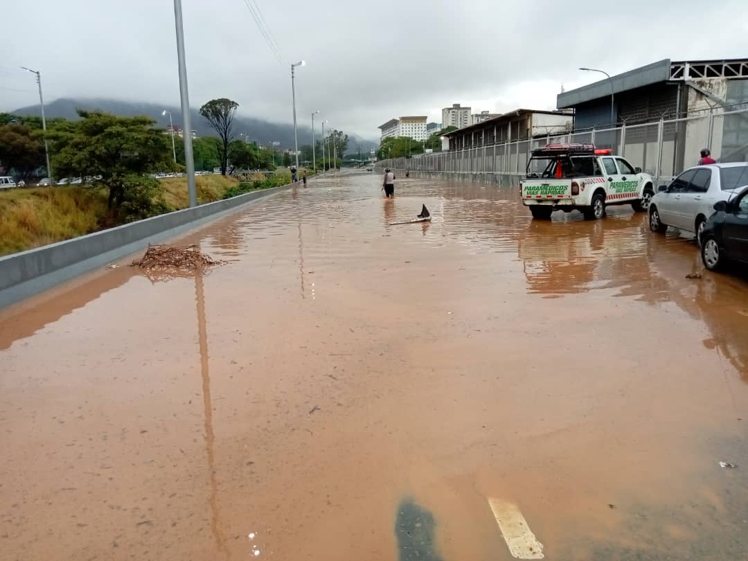 Vialidad de La Paz y El Junquito anegada por el agua (videos)