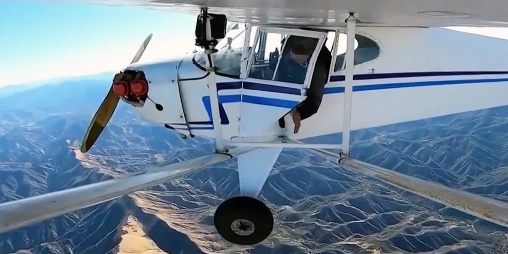 Youtuber estrelló su avión a propósito sobre las montañas de California para poder grabarlo