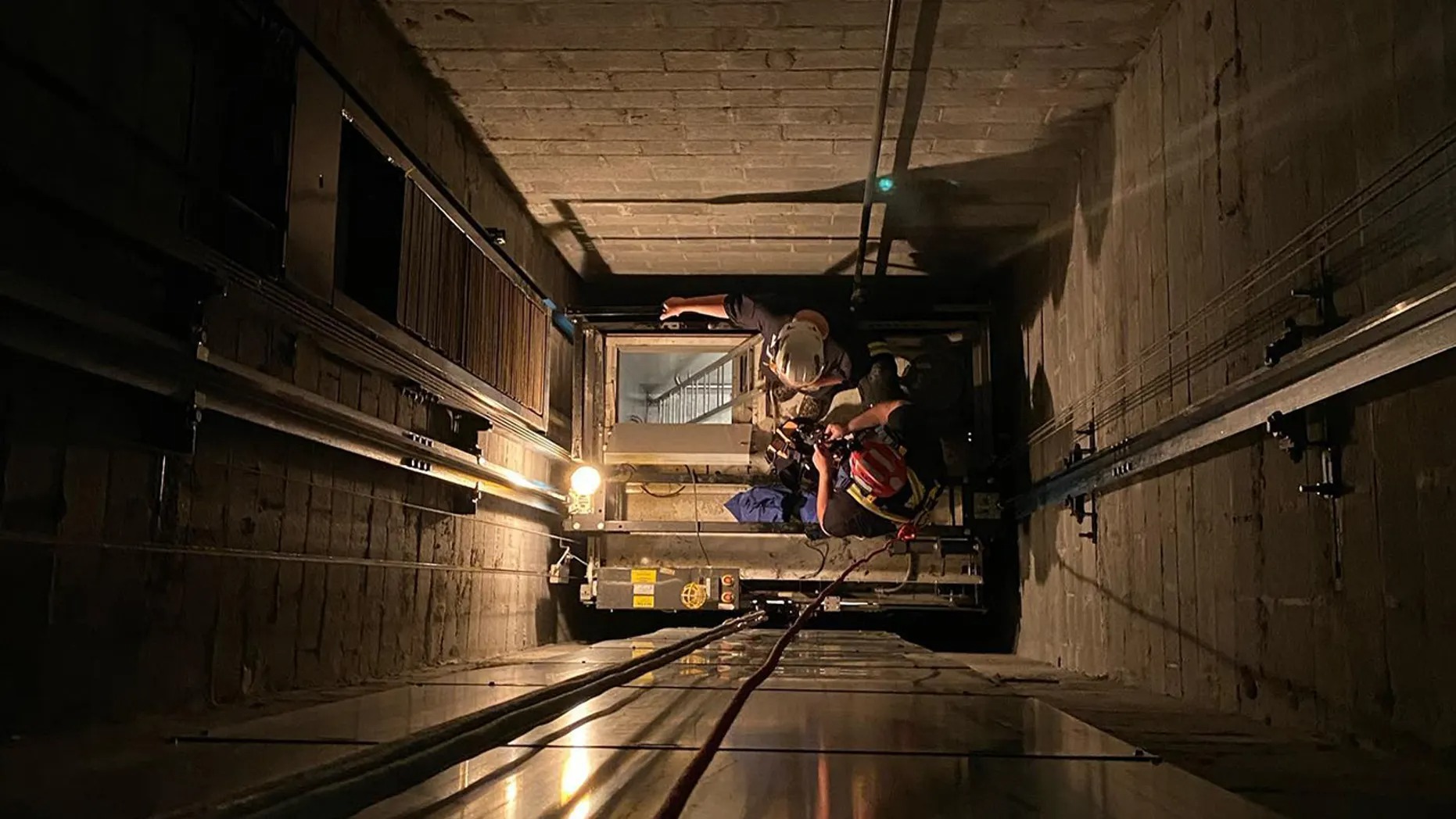 Bomberos de Nueva Jersey descienden en rapel por el hueco de un ascensor para rescatar a seis niños atrapados