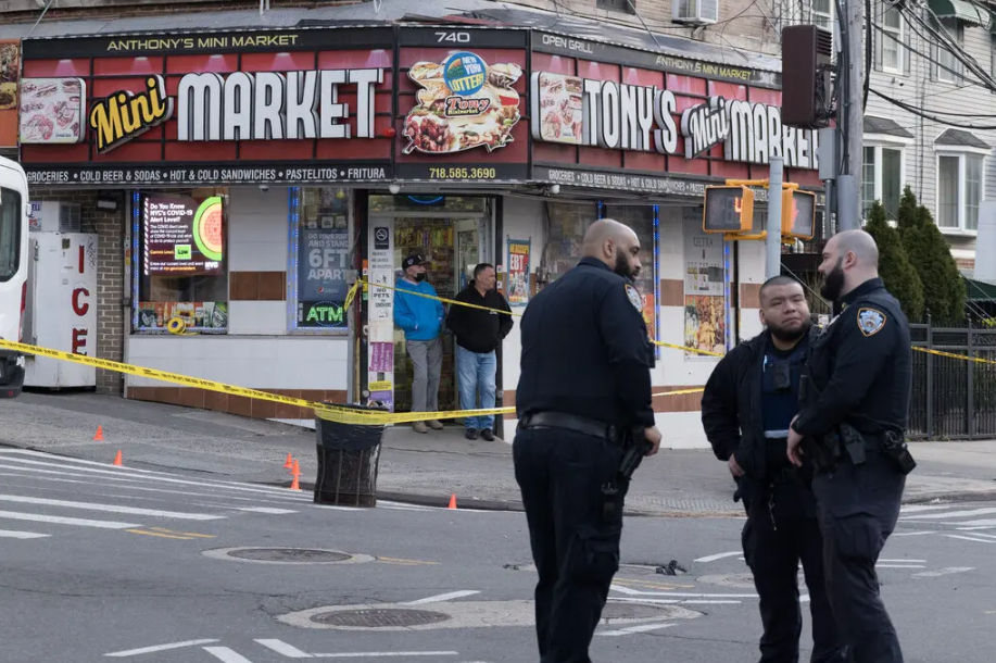 Una adolescente muerta y dos heridos por fuego cruzado en una calle del Bronx