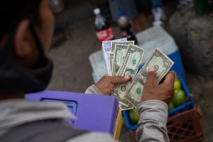 Precio del dólar oficial tampoco se detiene tras superar los nueve bolívares