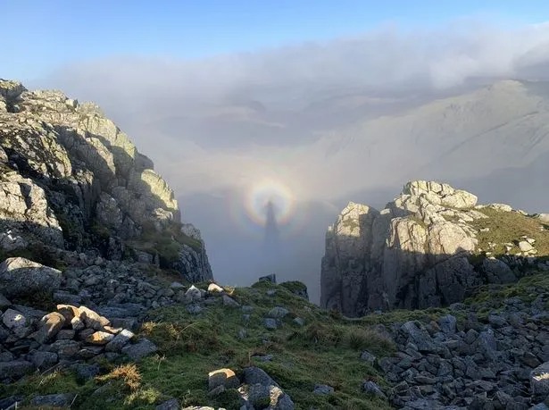 Excursionista capturó a una “figura fantasmal” en las montañas y no creerás lo que resultó ser