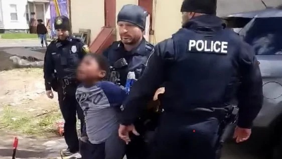 Polémica en EEUU: Niño afroamericano de ocho años fue detenido por robar una bolsa de papas fritas