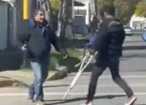 VIRAL: Pedía dinero con muletas en el semáforo y salió corriendo al ser encarado por un motorizado (VIDEO)