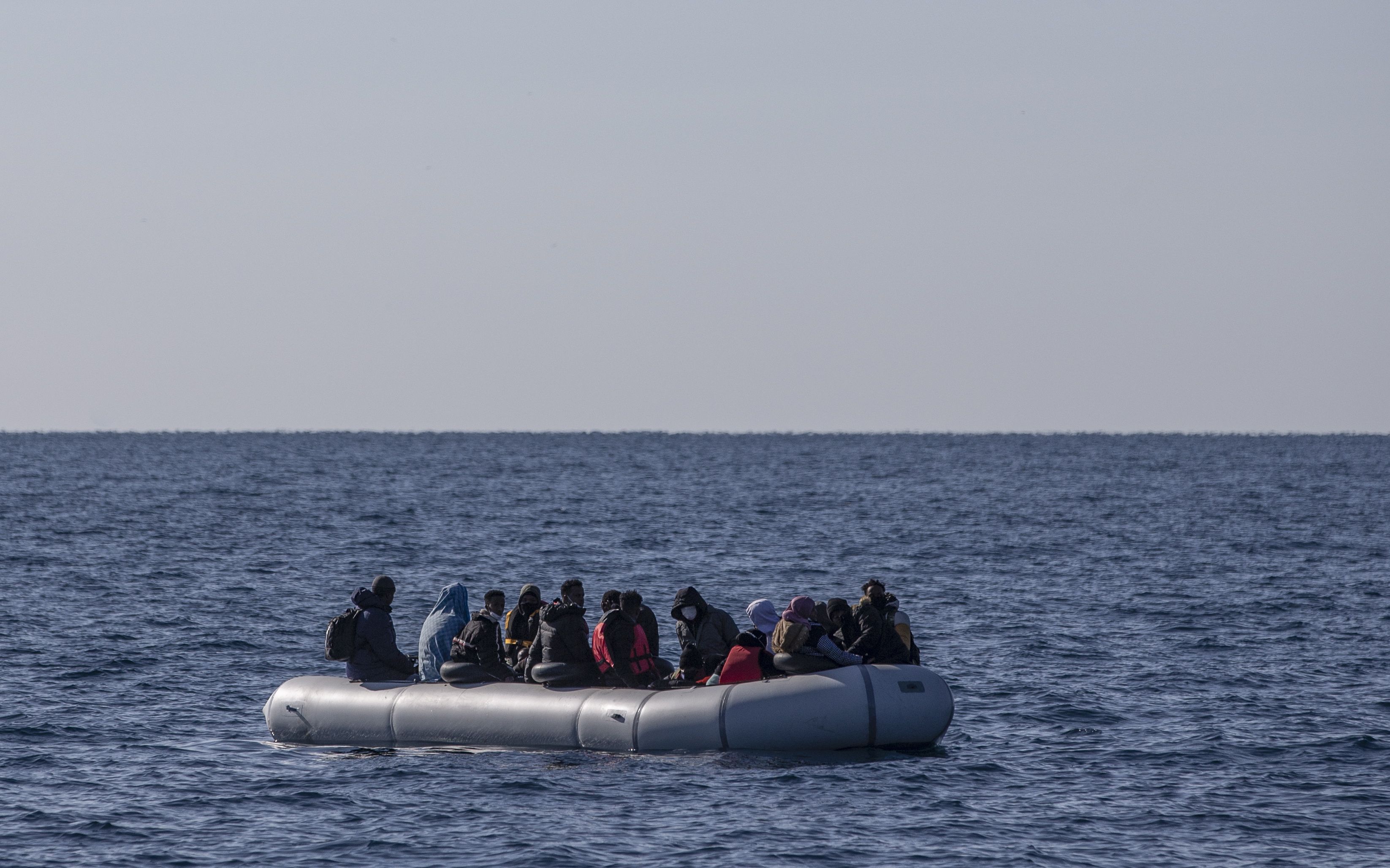 Guardacostas de Grecia impiden la entrada de unos 600 migrantes