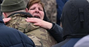 Madres y esposas ucranianas, unidas por el dolor y en busca de sus soldados vivos o muertos