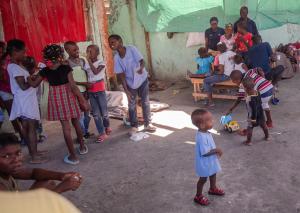 Los haitianos vuelven a sus casas en ruinas tras la guerra entre bandas (Fotos)