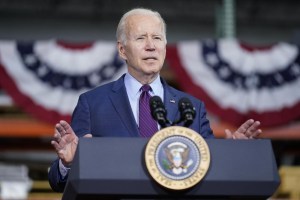 Biden llama a enfrentar el “odio” tras tiroteo en Nueva York que dejó diez muertos