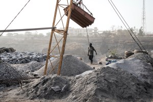 Burkina Faso continúa el rescate de ocho mineros atrapados desde hace 28 días