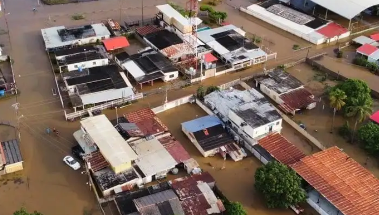Crece la alarma en Zulia por las lluvias, población de Tía Juana continúa bajo el agua (FOTOS)