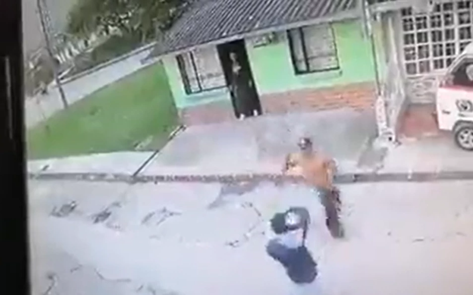 Hermanos se enfrentaron a cuchillazos en Colombia, uno está gravemente herido y todo quedó grabado (VIDEO)