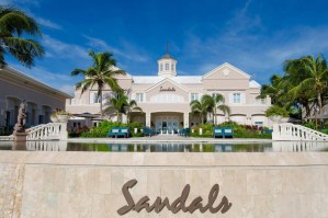 Hospitalizan a mujer en Miami por misteriosa enfermedad que mató a tres turistas en Bahamas
