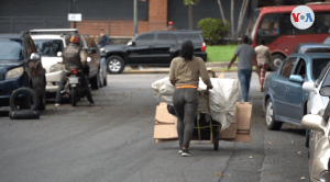 Vender desechos de cartón y plástico para subsistir en Venezuela (Video)