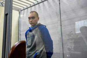 Primer soldado ruso juzgado en Ucrania por crímenes de guerra es condenado a cadena perpetua