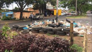 “Aquí vivimos entre zamuros y basura”: Comerciantes de Puerto Ordaz piden saneamiento ambiental