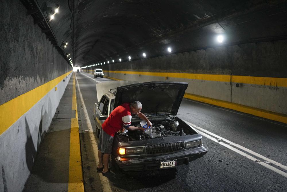 En las carreteras venezolanas prevalecen los autos viejos que se descomponen por doquier