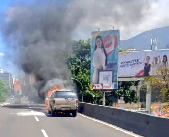 Reportan una camioneta incendiada a la altura del elevado de Los Dos Caminos #30May (FOTOS)