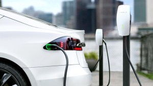 ¿Son realmente ecológicos los carros eléctricos? Tres argumentos verificados