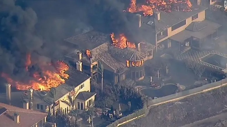 Infierno en California: Incendio arrasó con 20 casas obligando a decenas de personas a evacuar (FOTOS)