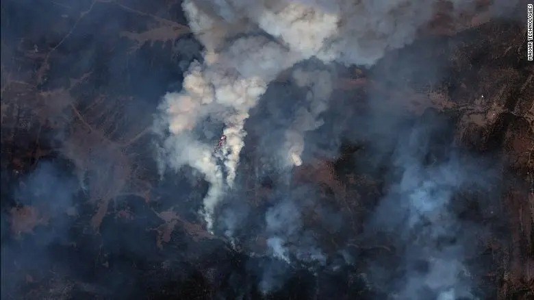 Incendios continúan arrasando Nuevo México a medida que miles son forzados a evacuar