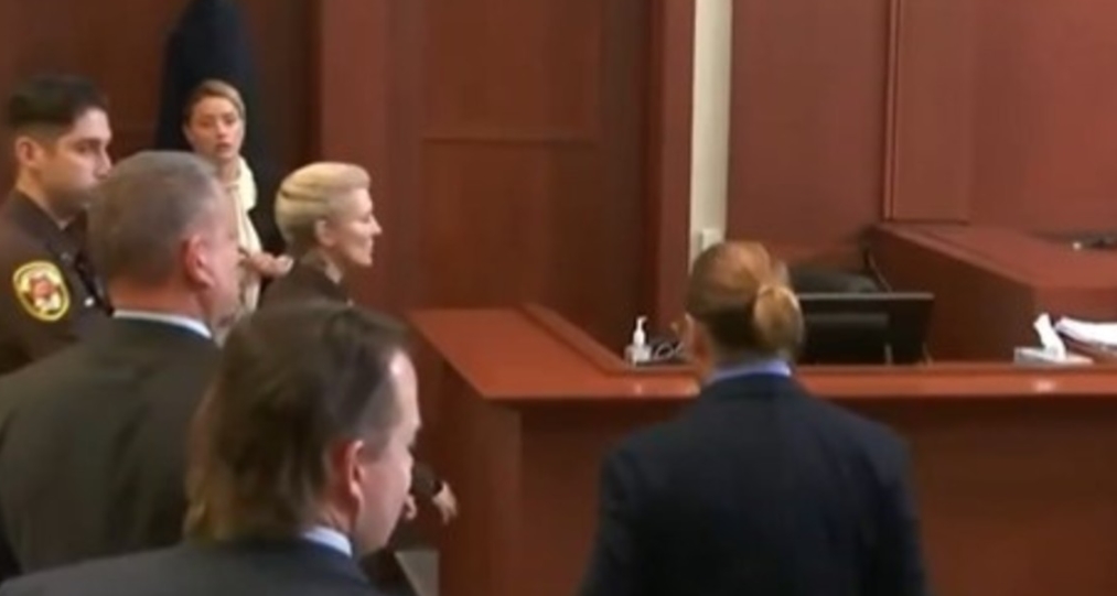 Johnny Depp y Amber Heard se vieron a los ojos en el juicio: la extraña reacción del actor
