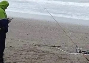 ¡De infarto! Turista pescaba en la orilla y atrapó un brazo mientras que otro encontró un torso
