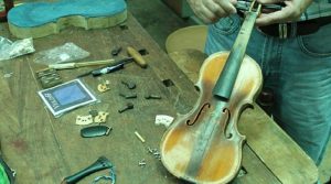 Reparar la música, un oficio que crece en la Venezuela de las orquestas