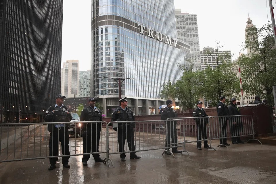 Le prendieron fuego a indigente que dormía afuera de la Torre Trump en Chicago