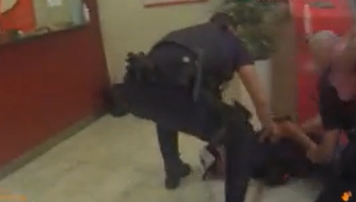 “¡Dame todo el dinero!”: Así la policía capturó a un atracador en pleno asalto bancario (VIDEO)