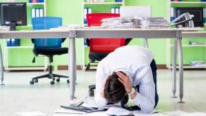 Muerte por exceso de trabajo: así aumentan las horas de más el riesgo de mortalidad