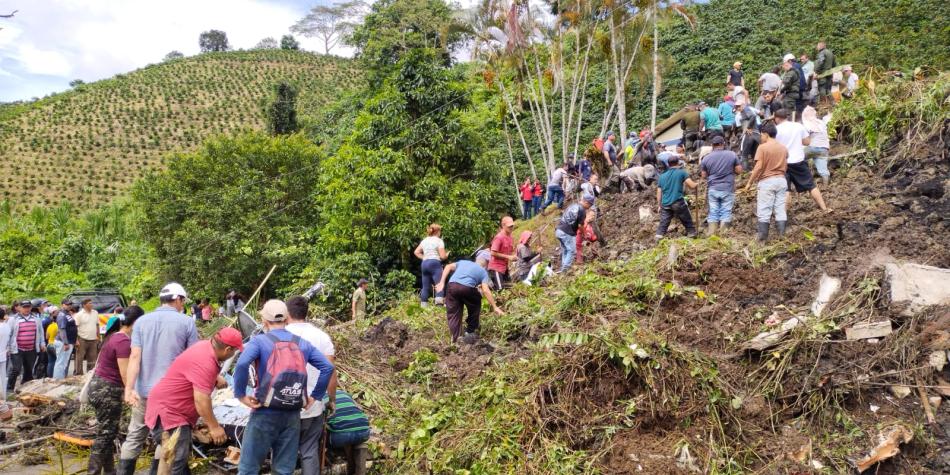 Tragedia en Antioquia: Al menos ocho niños atrapados por derrumbe sobre una escuela rural