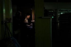 Caraqueños reportan que fuerte bajón de electricidad los dejó sin luz este #24Abr
