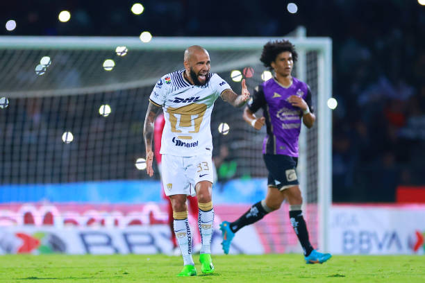 El venezolano Eduard Bello casi le “arruina” el debut a Dani Alves con Pumas con este golazo (VIDEO)