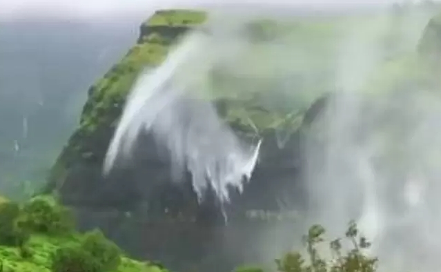 VIDEO: Descubren en Colombia una cascada donde el agua va hacía arriba y se pierde entre las nubes