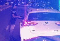 La sorpresa de la policía cuando pilló a un conductor ebrio recibiendo sexo oral de una dama