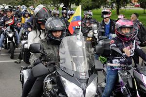 Motociclistas protestaron en Bogotá por medida que prohíbe acompañante masculino