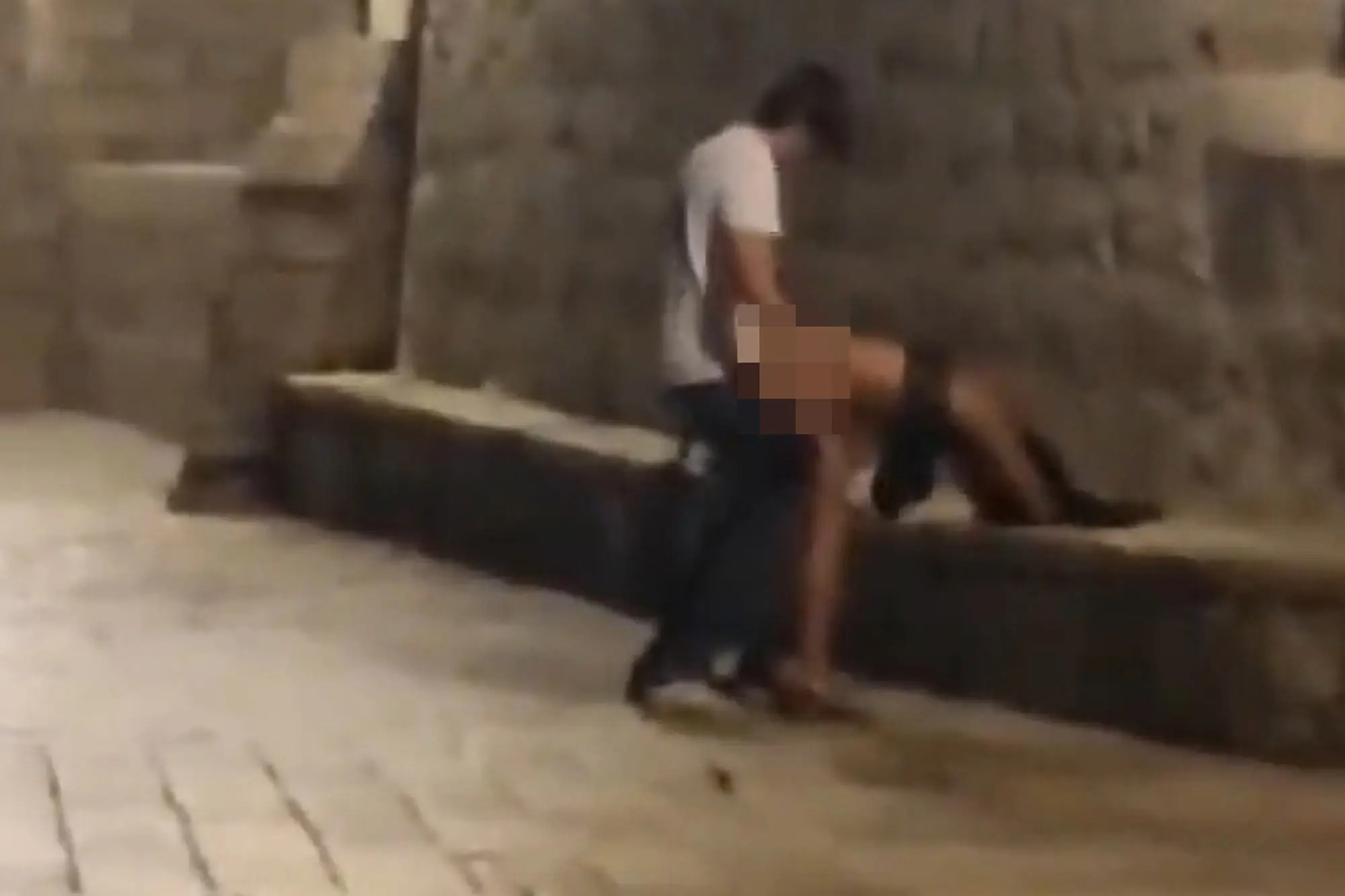 Juego de gemidos: Pareja fue atrapada haciendo el “delicioso” en el escenario del “Desembarco del Rey” (VIDEO)